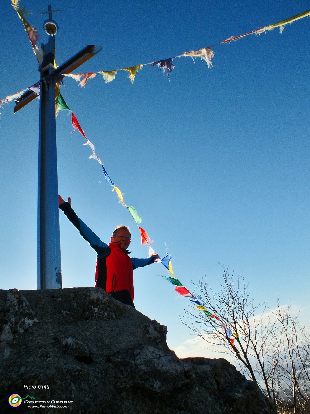 38 Alla croce del Monte Ocone (anticima, 1363 m).JPG